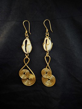 Boucles d'oreilles en bronze et cauris