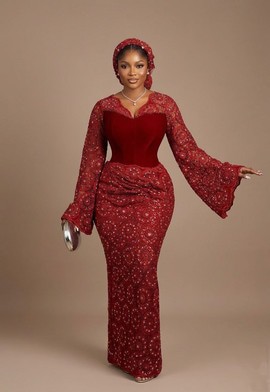 Robe de gala longue jusqu’au sol en velours cramoisi avec corset et dentelle à sequins