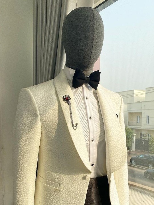 An ivory white shawl lapel unequal pattern jacquard tuxedo suit
