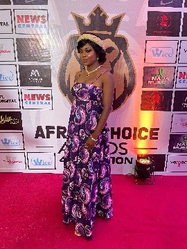 Robe de soirée en cire africaine Ankara (violet/bleu/blanc)