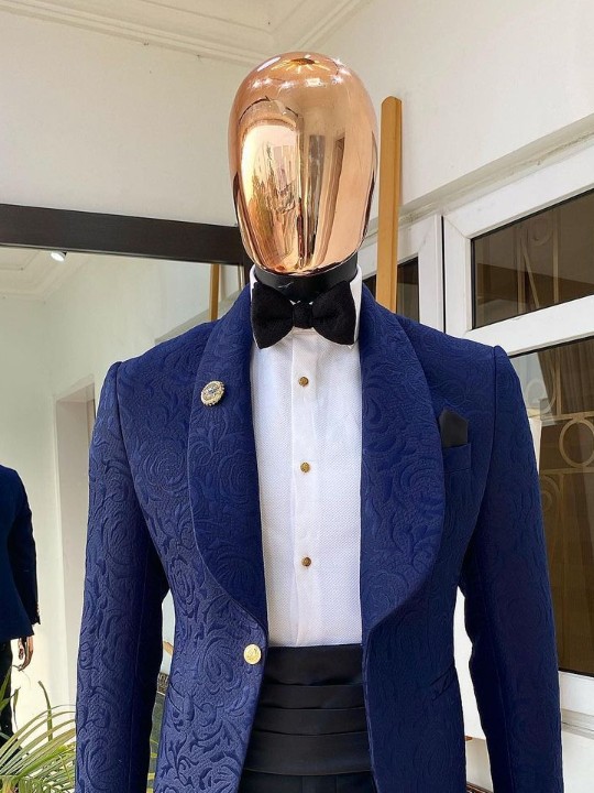 Un costume blazer bleu marine en jacquard à motif floral et revers châle