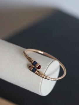 Vangovango in gold crossed with stone