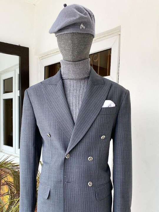 Un costume croisé à revers en pointe à rayures grises, un béret et un col roulé assorti.
