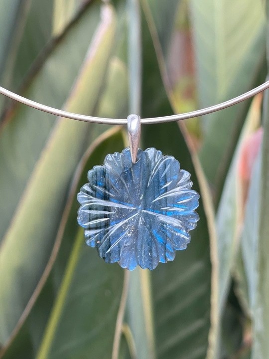 FLOWER pendant in Labradorite