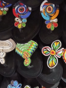 Vente en gros de sandales plates en cuir maasaï africaines.