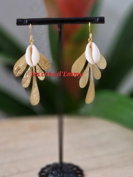 Golden earrings with cowries