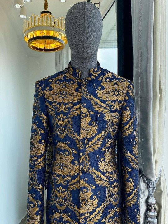 Un costume de safari de mariage traditionnel indien «Namaste» Sherwani